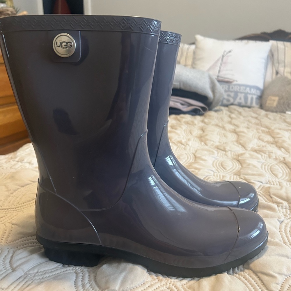 Ugg rain boots; size 10; gray
